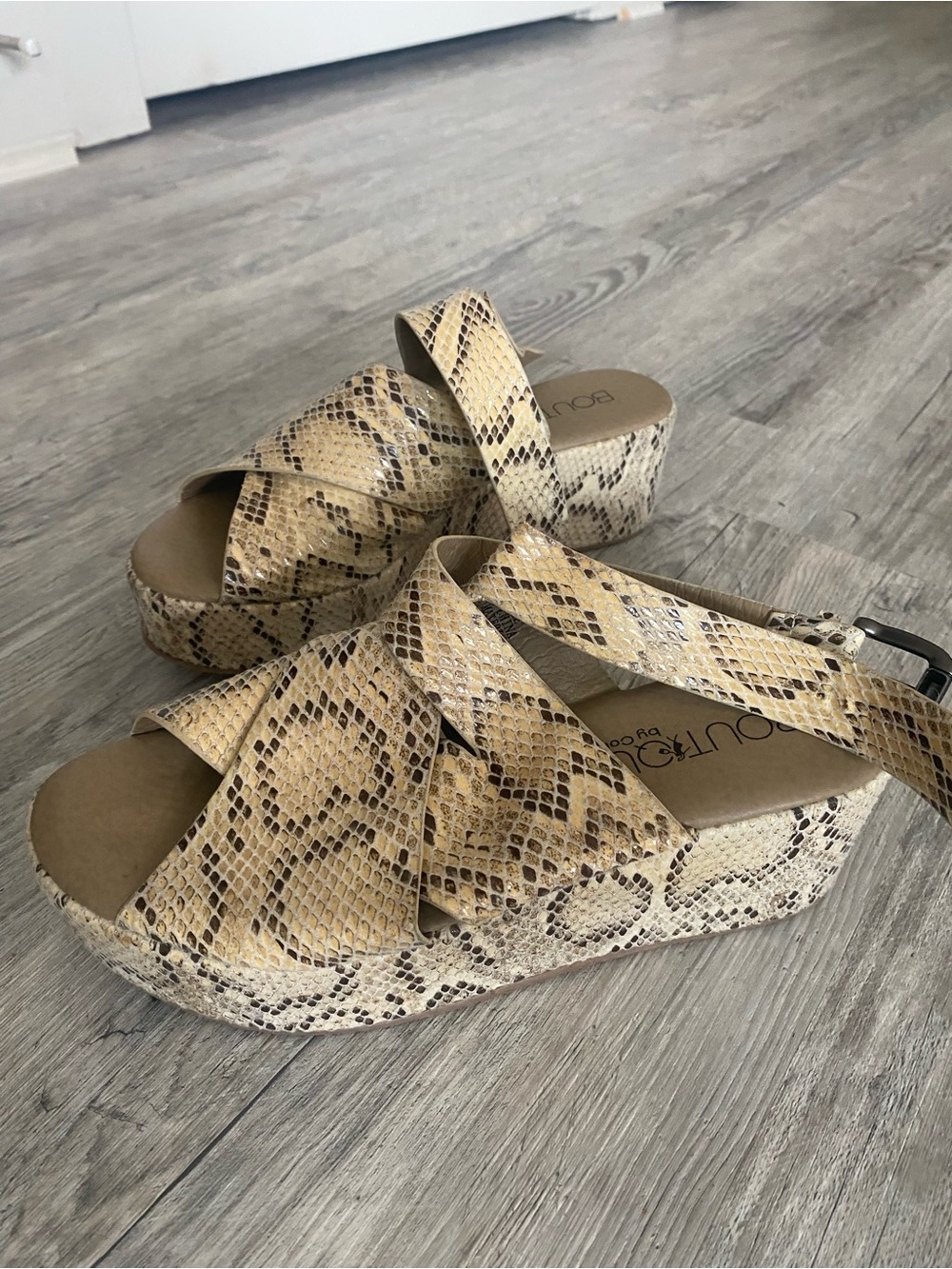 Platform Sandal in Beige Snakeskin
